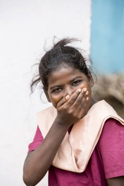 Pondichery, Puducherry, Tamil Nadu, Hindistan - Eylül yaklaşık, 2017. Kimliği belirsiz Hint zavallı çocuk kız çocuk portresi açık sokakta gülümsüyor