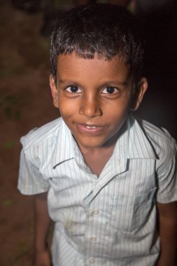 Pondichery, Puducherry, Tamil Nadu, Hindistan - Eylül yaklaşık, 2017. Kimliği belirsiz Hint zavallı çocuk çocuk portresi açık sokakta gülümsüyor