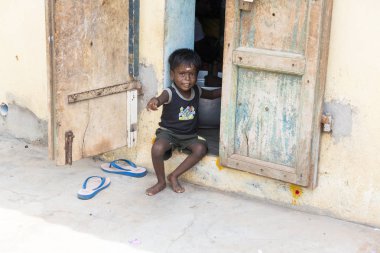 Pondichery, Puducherry, Tamil Nadu, Hindistan - Eylül yaklaşık, 2017. Kimliği belirsiz Hint zavallı çocuk çocuk portresi açık sokakta gülümsüyor