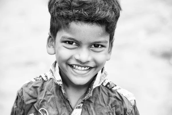 Pondichery, Puducherry, Tamil Nadu, Hindistan - Eylül yaklaşık, 2017. Kimliği belirsiz Hint zavallı çocuk çocuk portresi açık sokakta gülümsüyor. Siyah ve beyaz