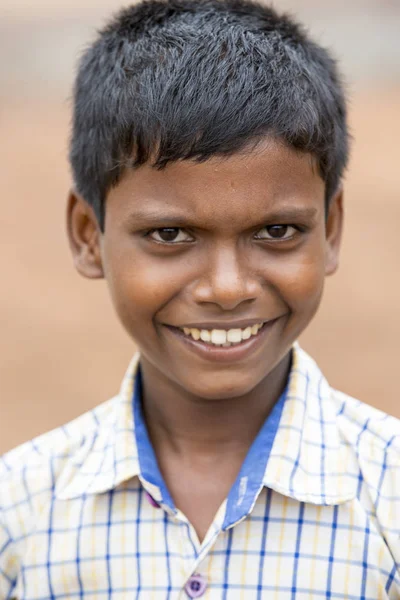 Pondichery, Puducherry, Tamil Nadu, Hindistan - Eylül yaklaşık, 2017. Kimliği belirsiz Hint zavallı çocuk çocuk portresi açık sokakta gülümsüyor