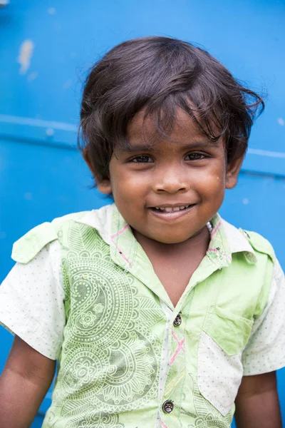 Pondichery, Puducherry, Tamil Nadu, Hindistan - Eylül yaklaşık, 2017. Kimliği belirsiz Hint zavallı çocuk çocuk portresi açık sokakta gülümsüyor