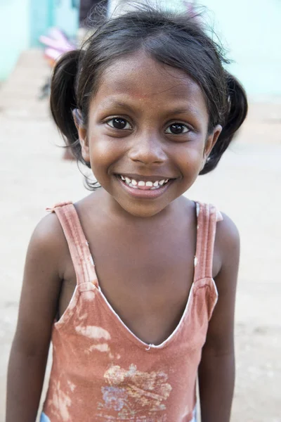 Pondichery, Puducherry, Tamil Nadu, Hindistan - Eylül yaklaşık, 2017. Kimliği belirsiz Hint zavallı çocuk kız çocuk portresi açık sokakta gülümsüyor
