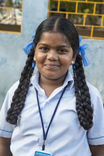 Pondichery, Puducherry, Tamil Nadu, Hindistan - Eylül yaklaşık, 2017. Kimliği belirsiz Hint zavallı çocuk kız çocuk portresi açık sokakta gülümsüyor