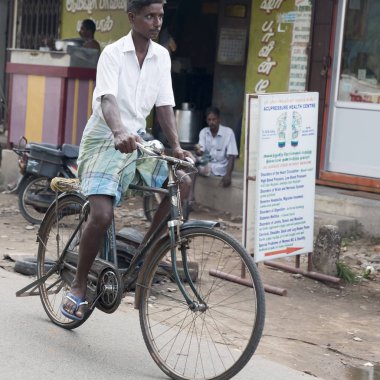 Pondichery, Puducherry, Tamil Nadu, Hindistan - Eylül yaklaşık, 2017. Tipik trafik durumu Hindistan Hint Caddesi'nde kimliği belirsiz bisikletçi