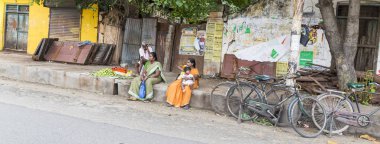 Pondichery, Puducherry, Tamil Nadu, Hindistan - Eylül yaklaşık, 2017. Hint sokak satıcısı ile taze sebze ve meyveler yol boyunca farklı sahneleri.