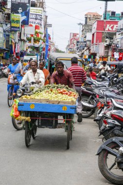 Pondichery, Puducherry, Tamil Nadu, Hindistan - Eylül yaklaşık, 2017. Hint sokak satıcısı ile taze sebze ve meyveler yol boyunca farklı sahneleri.