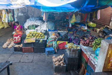Pondichery, Puducherry, Tamil Nadu, Hindistan - Eylül yaklaşık, 2017. Hint sokak satıcısı ile taze sebze ve meyveler yol boyunca farklı sahneleri.