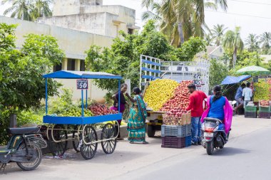 Pondichery, Puducherry, Tamil Nadu, Hindistan - Eylül yaklaşık, 2017. Hint sokak satıcısı ile taze sebze ve meyveler yol boyunca farklı sahneleri.
