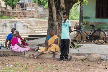 Pondichery, Puducherry, Tamil Nadu, Hindistan - Eylül yaklaşık, 2017. Grup Kimliği belirsiz erkek ve kadınların geleneksel Hint boardgame Ashta Chamma, başka bir eski oyun Chowka Bhara adını oynuyor. Yere