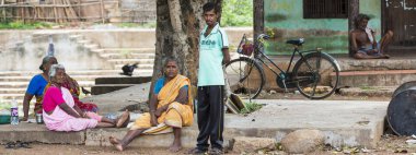 Pondichery, Puducherry, Tamil Nadu, Hindistan - Eylül yaklaşık, 2017. Grup Kimliği belirsiz erkek ve kadınların geleneksel Hint boardgame Ashta Chamma, başka bir eski oyun Chowka Bhara adını oynuyor. Yere