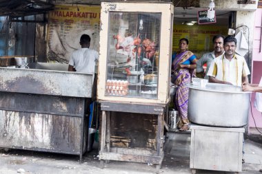 Pondichery, Pucucherry, Tamil Nadu, Hindistan - Eylül yaklaşık, 2017. Yerel sokak gıda dükkanı Restoran Pondichery, Hindistan, yolda. Ucuz ve çok iyi tipik geleneksel yiyecek