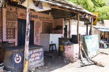 Pondichery, Pucucherry, Tamil Nadu, Hindistan - Eylül yaklaşık, 2017. Yerel sokak gıda dükkanı Restoran Pondichery, Hindistan, yolda. Ucuz ve çok iyi tipik geleneksel yiyecek