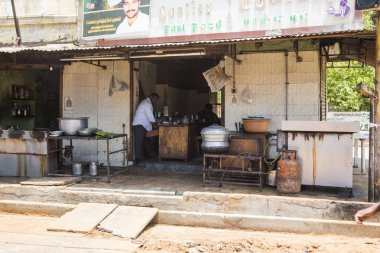 Pondichery, Pucucherry, Tamil Nadu, Hindistan - Eylül yaklaşık, 2017. Yerel sokak gıda dükkanı Restoran Pondichery, Hindistan, yolda. Ucuz ve çok iyi tipik geleneksel yiyecek