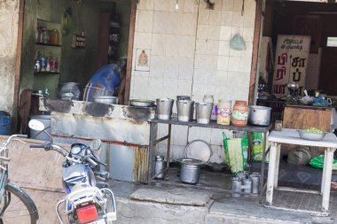 Pondichery, Pucucherry, Tamil Nadu, Hindistan - Eylül yaklaşık, 2017. Yerel sokak gıda dükkanı Restoran Pondichery, Hindistan, yolda. Ucuz ve çok iyi tipik geleneksel yiyecek