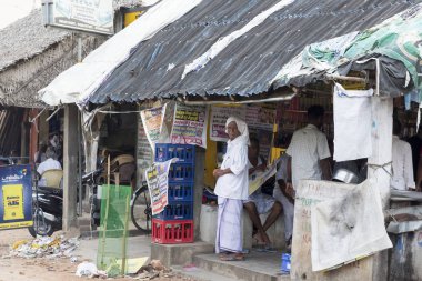 Pondichery, Puducherry, Tamil Nadu, Hindistan - Eylül yaklaşık, 2017. Haftalık Pazar Köyü kırsal insanlar için yiyecek ve diğer mallar satan tanımlanamayan sokak satıcısı.