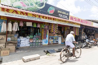 Pondichery, Puducherry, Tamil Nadu, Hindistan - Eylül yaklaşık, 2017. Haftalık Pazar Köyü kırsal insanlar için yiyecek ve diğer mallar satan tanımlanamayan sokak satıcısı.