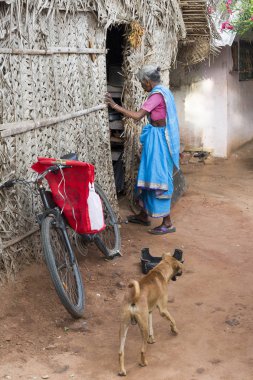 Pondichery, Puducherry, Tamil Nadu, Hindistan - Eylül yaklaşık, 2017. Kimliği belirsiz kırsal insanlar evlerinin Köyü, bir Hint kırsal sahne önünde.