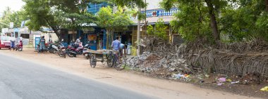 Pondichery, Puducherry, Tamil Nadu, Hindistan - Eylül yaklaşık, 2017. Kimliği belirsiz kırsal insanlar evlerinin Köyü, bir Hint kırsal sahne önünde.