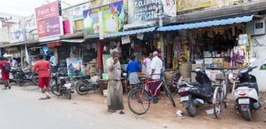 Pondichery, Puducherry, Tamil Nadu, Hindistan - Eylül yaklaşık, 2017. Mağazalar Village, bir Hint kırsal sahne önünde tanımlanamayan kırsal insanlar.