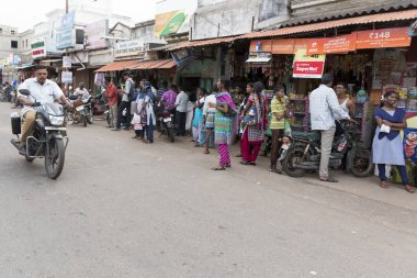Pondichery, Puducherry, Tamil Nadu, Hindistan - Eylül yaklaşık, 2017. Mağazalar Village, bir Hint kırsal sahne önünde tanımlanamayan kırsal insanlar.
