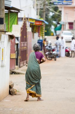 Pondichery, Puducherry, Tamil Nadu, Hindistan - Eylül yaklaşık, 2017. Kimliği belirsiz kırsal insanlar evlerinin Köyü, bir Hint kırsal sahne önünde.