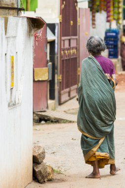 Pondichery, Puducherry, Tamil Nadu, Hindistan - Eylül yaklaşık, 2017. Kimliği belirsiz kırsal insanlar evlerinin Köyü, bir Hint kırsal sahne önünde.