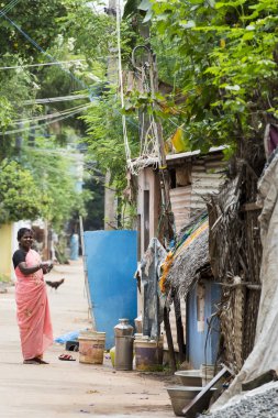 Pondichery, Puducherry, Tamil Nadu, Hindistan - Eylül yaklaşık, 2017. Kimliği belirsiz kırsal insanlar evlerinin Köyü, bir Hint kırsal sahne önünde.
