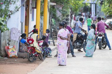 Pondichery, Puducherry, Tamil Nadu, Hindistan - Eylül yaklaşık, 2017. Kimliği belirsiz kırsal insanlar evlerinin Köyü, bir Hint kırsal sahne önünde.