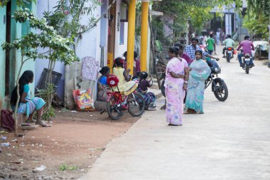 Pondichery, Puducherry, Tamil Nadu, Hindistan - Eylül yaklaşık, 2017. Kimliği belirsiz kırsal insanlar evlerinin Köyü, bir Hint kırsal sahne önünde.