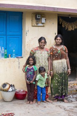 Pondichery, Puducherry, Tamil Nadu, Hindistan - Eylül yaklaşık, 2017. Kimliği belirsiz kırsal insanlar evlerinin Köyü, bir Hint kırsal sahne önünde.