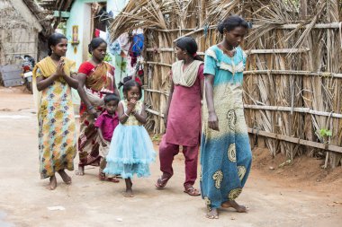 Pondichery, Puducherry, Tamil Nadu, Hindistan - Eylül yaklaşık, 2017. Kimliği belirsiz kırsal insanlar evlerinin Köyü, bir Hint kırsal sahne önünde.