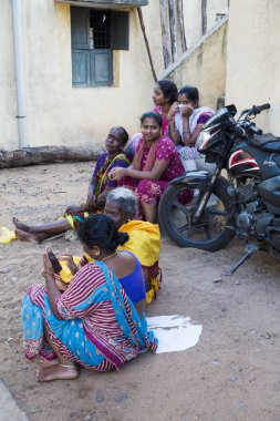Pondichery, Puducherry, Tamil Nadu, Hindistan - Eylül yaklaşık, 2017. Kimliği belirsiz kırsal insanlar evlerinin Köyü, bir Hint kırsal sahne önünde.