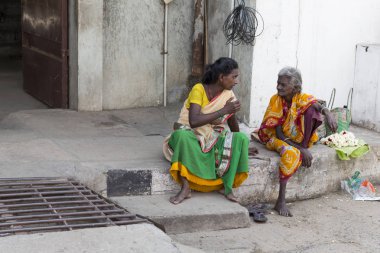 Pondichery, Puducherry, Tamil Nadu, Hindistan - Eylül yaklaşık, 2017. Kimliği belirsiz kırsal insanlar evlerinin Köyü, bir Hint kırsal sahne önünde.
