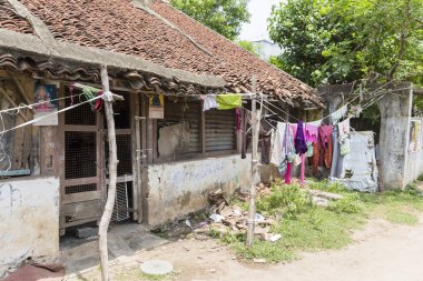 Pondichery, Puducherry, Tamil Nadu, Hindistan - Eylül yaklaşık, 2017. Kimliği belirsiz kırsal insanlar evlerinin Köyü, bir Hint kırsal sahne önünde.