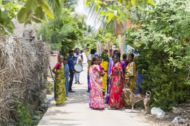 Pondichery, Puducherry, Tamil Nadu, Hindistan - Eylül yaklaşık, 2017. Bir grup kimliği belirsiz Hindu Hint kadın giyiyor renkli sarı'nın yürüyen küçük bir sokak