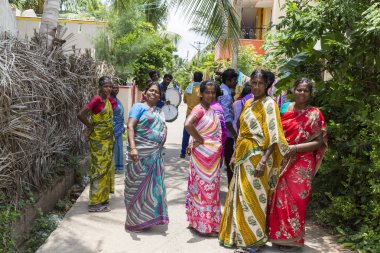 Pondichery, Puducherry, Tamil Nadu, Hindistan - Eylül yaklaşık, 2017. Bir grup kimliği belirsiz Hindu Hint kadın giyiyor renkli sarı'nın yürüyen küçük bir sokak