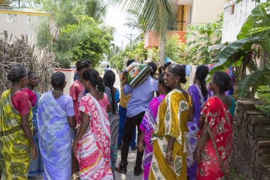 Pondichery, Puducherry, Tamil Nadu, Hindistan - Eylül yaklaşık, 2017. Bir grup kimliği belirsiz Hindu Hint kadın giyiyor renkli sarı'nın yürüyen küçük bir sokak