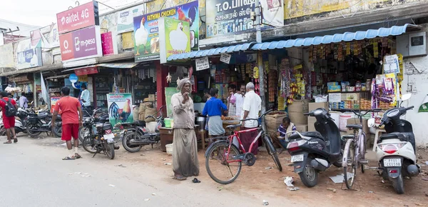 Pondichery, Puducherry, Tamil Nadu, Hindistan - Eylül yaklaşık, 2017. Mağazalar Village, bir Hint kırsal sahne önünde tanımlanamayan kırsal insanlar.