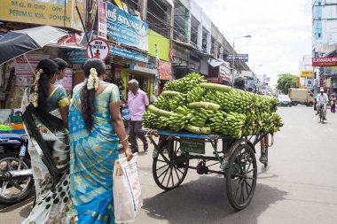 Pondichery, Puducherrry, Tamil Nadu, Hindistan - Eylül yaklaşık, 2017. Ana ulaşım yolu Hint köylerde döngüleri, insanlar ürünleri malzemeleri iş için