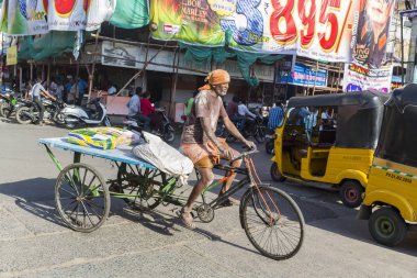 Pondichery, Puducherrry, Tamil Nadu, Hindistan - Eylül yaklaşık, 2017. Ana ulaşım yolu Hint köylerde döngüleri, insanlar ürünleri malzemeleri iş için