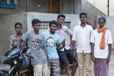 Pondichery, Puducherrry, Tamil Nadu, Hindistan - Eylül yaklaşık, 2017. Hint köy, motirbikes, insanların ürünleri malzemeleri iş için ana ulaşım yolu