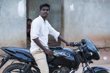 Pondichery, Puducherrry, Tamil Nadu, Hindistan - Eylül yaklaşık, 2017. Hint köy, motirbikes, insanların ürünleri malzemeleri iş için ana ulaşım yolu