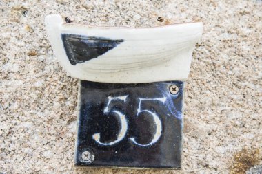 Yakın çekim yaratıcı tasarım ile pişmiş toprak ile yapılan ev numarası. Normandy, Fransa