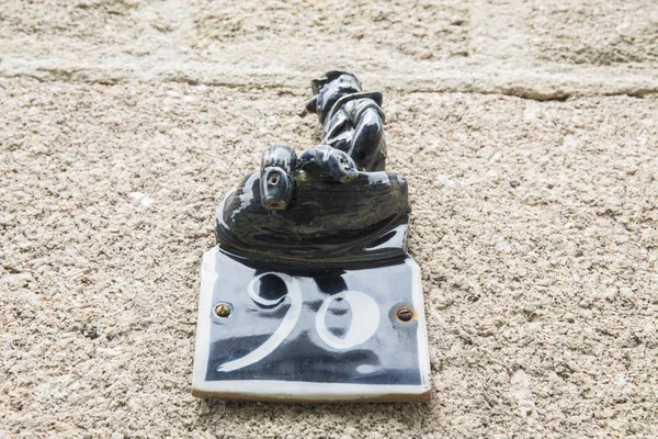 Yakın çekim yaratıcı tasarım ile pişmiş toprak ile yapılan ev numarası. Normandy, Fransa