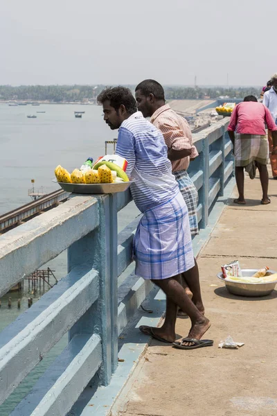 不明身份的当地人在桥上的路上销售街头食品 — 图库照片
