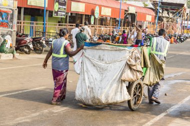 Hint kadını sokakta çöp al