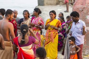 Rameshwaram, Tamil Nadu, Hindistan - Mart 2018 yaklaşık. Kapıda, kimliği belirsiz Hindu hacıları tapınağın girmeden önce Arap Denizi banyoya gitmek hazır insanlar. Tüm ailelerin büyük zaman