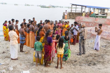 Rameshwaram, Tamil Nadu, Hindistan - Mart 2018 yaklaşık. Kapıda, kimliği belirsiz Hindu hacıları tapınağın girmeden önce Arap Denizi banyoya gitmek hazır insanlar. Tüm ailelerin büyük zaman