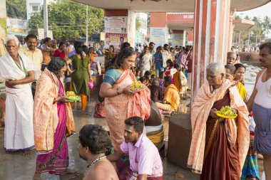 Rameshwaram, Tamil Nadu, Hindistan - Mart 2018 yaklaşık. Kapıda, kimliği belirsiz Hindu hacıları tapınağın girmeden önce Arap Denizi banyoya gitmek hazır insanlar. Tüm ailelerin büyük zaman